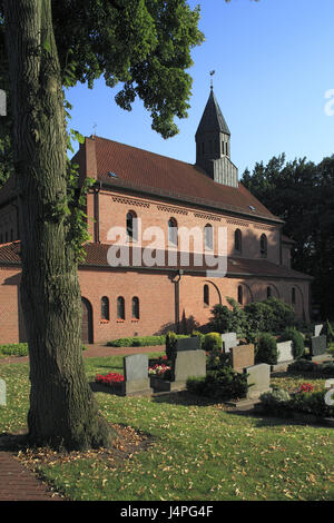 Germania, Lähden, parrocchia di velluto Herzlake, Hare's Valley, Hümmling, Emsland, Bassa Sassonia, chiesa di Saint Marien, Immacolata Concezione di Marien, neoromanesque, cimitero, tombe, lapidi, Foto Stock