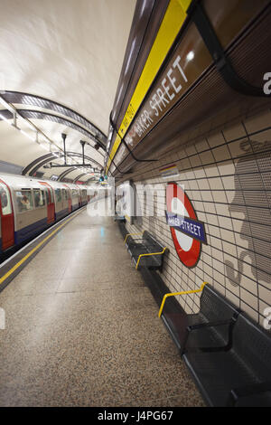 Gran Bretagna, Inghilterra, Londra, Baker Street, metropolitana e la stazione della metropolitana, fermata, piattaforma, treno, Foto Stock