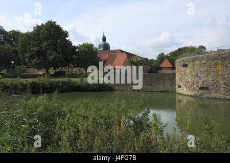 Germania, Bassa Sassonia, velluto parrocchia di Fürstenau, Fürstenauer mill brook, principe-castello vescovile, bastione orientale, fortezza di mura difensive, fossato, il castello di argine, Foto Stock