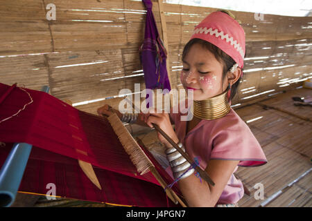 Thailandia, golden angolo superiore, Chiang maggio, lungo collo Karen Bergvolk, Padaung girl, telaio, sedersi, sorriso, metà ritratto, nessun modello di rilascio, Foto Stock