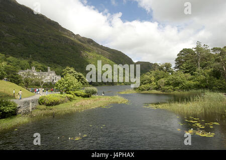 Irlanda, Connemara, nella contea di Galway, Kylemore Abbey, Kylemore salamoia, Foto Stock