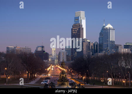 USA, Città di Philadelphia, municipio Benjamin Franklin Parkway, luci, sera, Foto Stock