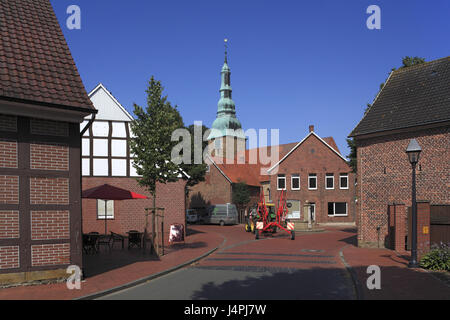 Germania, Bassa Sassonia, Gehrde, centro locale, Dorfstrasse, semi-case con travi di legno, edifici in mattoni, chiesa, Foto Stock