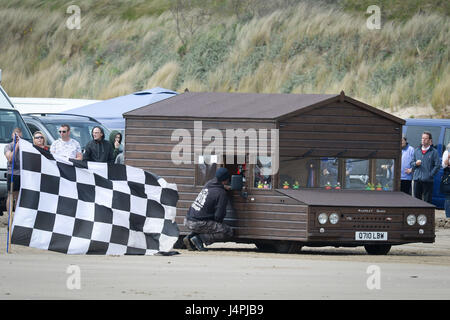 Kevin scheggiature, da Oxford, spinge la sua "capannone più veloce' come egli arriva al Straightliners 'Top Speed' evento a Pendine Sands, il Galles, in cui i piloti e i driver di competere per la parte superiore velocità di oltre un miglio misurato sulla spiaggia. Foto Stock