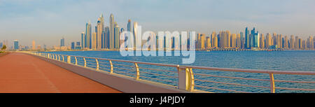 Dubai - Serata panorama delle torri di Marina e il lungomare di Palm Island. Foto Stock