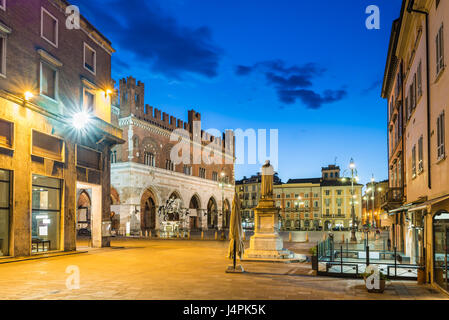 Piacenza, città medievale, Italia. Piazza Cavalli (piazza Cavalli) e il palazzo gotico nel centro della città su un bel giorno, al tramonto. Emilia Romagna Foto Stock