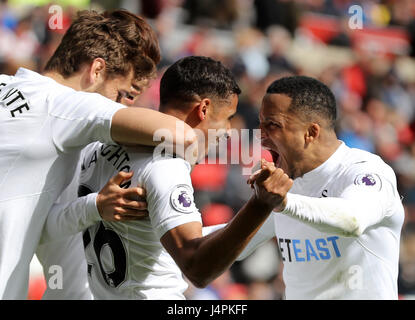 Swansea City è Kyle Naughton (centro)punteggio celebra il suo lato il secondo obiettivo del gioco durante il match di Premier League allo stadio di luce, Sunderland. Foto Stock