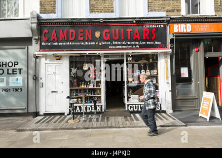 Camden Guitars near Camden Market in NW1, London, UK Foto Stock