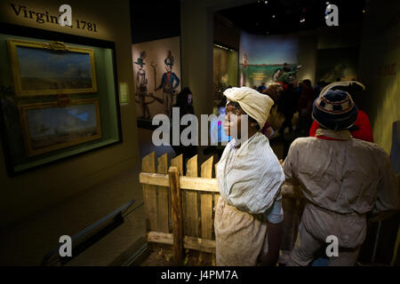 Life-size tableau raffigurante una scena di guerra rivoluzionaria è parte della mostra del Museo della Rivoluzione Americana di Philadelphia, PA. Foto Stock