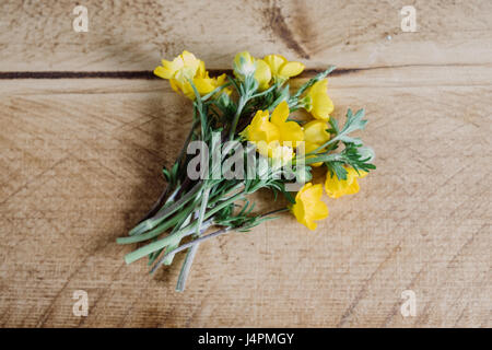 Renoncules su tavola in legno di quercia Foto Stock