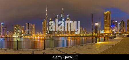 DUBAI, Emirati Arabi Uniti - 24 Marzo 2017: la skyline serale oltre il canale e il centro cittadino. Foto Stock