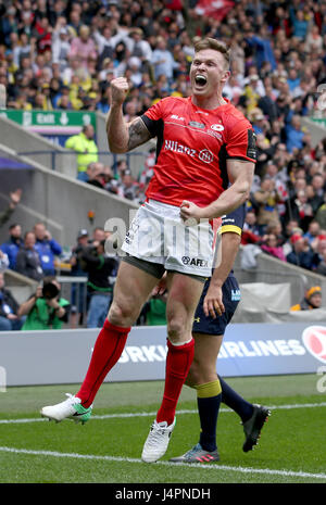 Saraceni" Chris Ashton celebra il suo punteggio i lati prima provare durante la sfida europea per la finale di coppa a BT Murrayfield, Edimburgo. Foto Stock