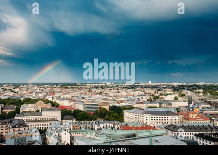 Riga, Lettonia - 1 Luglio 2016: Riga cityscape sotto arcobaleno nel cielo nuvoloso dopo la pioggia. Foto Stock