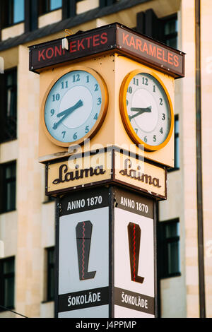 Riga, Lettonia - 2 Luglio 2, 2016: Laima orologio fu eretto dai Socialdemocratici nel 1924 per aiutare i lavoratori ad arrivare in tempo al lavoro. Ora è uno dei punto di riferimento Foto Stock