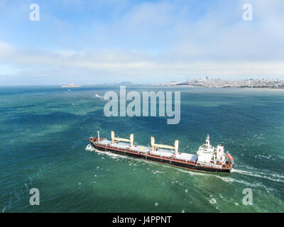 San Francisco, Stati Uniti d'America - 5 Giugno 2011: Veduta aerea della nave da carico e il paesaggio urbano o skyline di bay Foto Stock