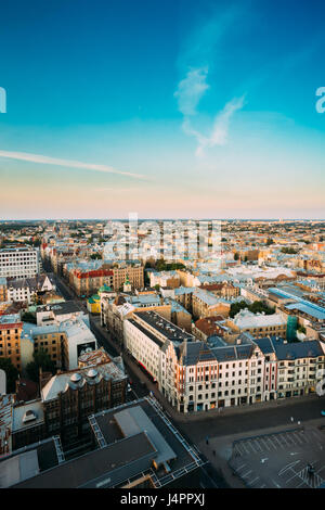 Riga, Lettonia - 2 Luglio 2, 2016: Riga Cityscape. Vista superiore del crocevia di libertà Street e Dzirnavu Street nella soleggiata sera d'estate. Foto Stock