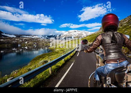 Biker ragazza scorre una strada di montagna in Norvegia. Visuale in prima persona. Foto Stock