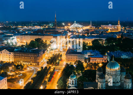 Riga, Lettonia - 2 Luglio 2, 2016: Sera Notte Vista aerea Cityscape, punti di riferimento la chiesa di San Pietro, Viale della Libertà, il Monumento alla Libertà, Nazionale Libra Foto Stock