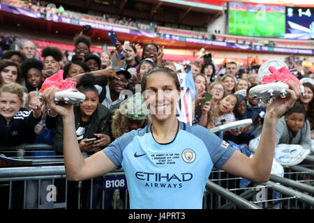 Manchester City's Carli Lloyd festeggia dopo aver vinto il SSE donna FA Cup finale allo stadio di Wembley, Londra. Foto Stock