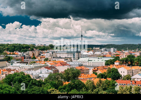 Vilnius, Lituania - 5 Luglio 2016: centro di Vilnius paesaggio urbano di soleggiata giornata estiva. Bellissima vista del paese sotto il cielo drammatico Foto Stock