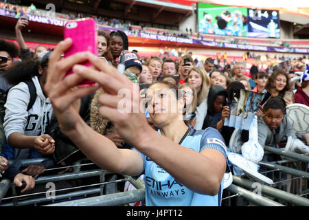 Manchester City's Carli Lloyd prende un selfie con tifosi dopo aver vinto il SSE donna FA Cup finale allo stadio di Wembley, Londra. Foto Stock