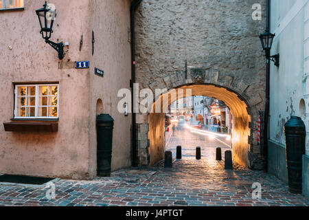 Riga, Lettonia - 13 dicembre 2016: Porta Svedese Gates è un famoso punto di riferimento. Antico arco di Porta Svedese in stato originale su Troksnu Street nella città vecchia. C Foto Stock