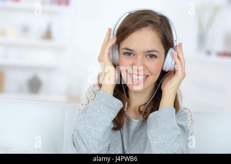 Pretty Woman con cuffie sorridente Foto Stock