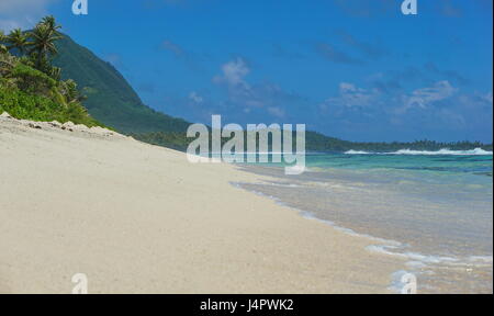 Paesaggio tropicale spiaggia di sabbia e oceano su una costa selvaggia, Huahine isola, a sud Pacifico, Polinesia Francese Foto Stock