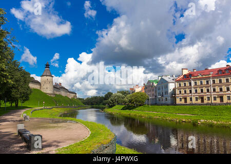 Summer View su Pskov Cremlino con cielo blu e nuvole Foto Stock