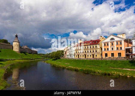 Summer View su Pskov Cremlino con cielo blu e nuvole Foto Stock