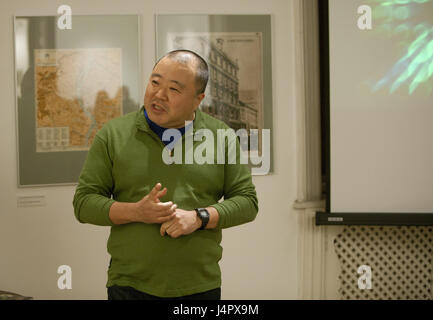 Tsuzuki Kyoichi, Giappone artista, fotografo, scrittore del libro stile Tokyo nell'Ami Médano Galleria su ottobre 26, 2010 a Budapest, Ungheria. Foto Stock