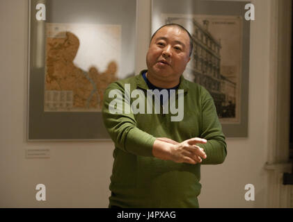 Tsuzuki Kyoichi, Giappone artista, fotografo, scrittore del libro stile Tokyo nell'Ami Médano Galleria su ottobre 26, 2010 a Budapest, Ungheria. Foto Stock