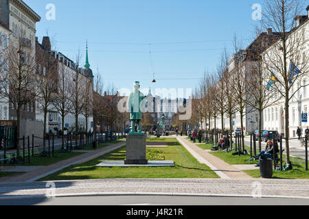 Guarda cercando lungo Sankt Annae Plads nel centro di Copenhagen. Danimarca Foto Stock