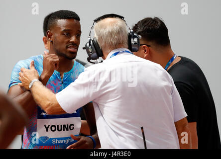 Shanghai, Cina. 13 Maggio, 2017. Isiah giovani degli Stati Uniti d'America sostiene la sua falsa partenza durante gli Uomini 100m Finale del 2017 IAAF Diamond League a Shanghai in Cina orientale, 13 maggio 2017. Credito: Wang Lili/Xinhua/Alamy Live News Foto Stock