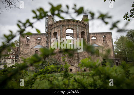 Bad Hersfeld, Germania. 9 maggio 2017. Il rudere della chiesa collegiata si vede dal modo di Lutero 1521 a Bad Hersfeld, Germania, 9 maggio 2017. Uno dei momenti salienti della celebrazione del V centenario della riforma è la apertura del modo di Lutero ("Lutherweg') 1521 tra Eisenach e worm di Domenica, 14 maggio 2017. L'circa 400 km lungo il percorso di pellegrinaggio è detto per attirare gli escursionisti e turisti. Foto: Frank Rumpenhorst/dpa/Alamy Live News Foto Stock