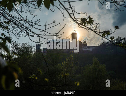 Eisenach, Germania. 9 maggio 2017. Il sole splende dietro il castello di Wartburg nei pressi di Eisenach, Germania, 9 maggio 2017. Uno dei momenti salienti della celebrazione del V centenario della riforma è la apertura del modo di Lutero ("Lutherweg') 1521 tra Eisenach e worm di Domenica, 14 maggio 2017. L'circa 400 km lungo il percorso di pellegrinaggio è detto per attirare gli escursionisti e turisti. Foto: Frank Rumpenhorst/dpa/Alamy Live News Foto Stock