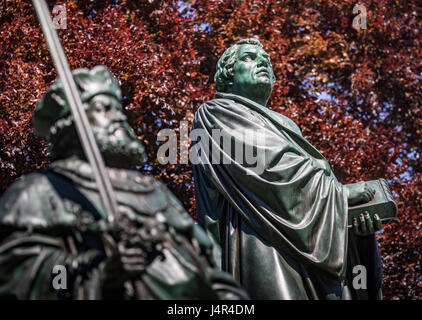 Worm, Germania. 9 maggio 2017. Una gigantesca statua di Martin Lutero, il centro del Luther memorial dal 1868, può essere visto dietro una statua di Federico I di Prussia (l) in Worms, Germania, 9 maggio 2017. Uno dei momenti salienti della celebrazione del V centenario della riforma è la apertura del modo di Lutero ("Lutherweg') 1521 tra Eisenach e worm di Domenica, 14 maggio 2017. L'circa 400 km lungo il percorso di pellegrinaggio è detto per attirare gli escursionisti e turisti. Foto: Frank Rumpenhorst/dpa/Alamy Live News Foto Stock