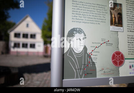 Trebur, Germania. 9 maggio 2017. Un segno segna e spiega il modo di Lutero 1521 al Laurentius chiesa in Trebur, Germania, 9 maggio 2017. Uno dei momenti salienti della celebrazione del V centenario della riforma è la apertura del modo di Lutero ("Lutherweg') 1521 tra Eisenach e worm di Domenica, 14 maggio 2017. L'circa 400 km lungo il percorso di pellegrinaggio è detto per attirare gli escursionisti e turisti. Foto: Frank Rumpenhorst/dpa/Alamy Live News Foto Stock