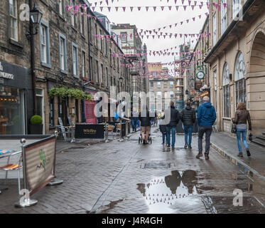 *Edimburgo, Scozia* 13 maggio 2017 *Rugby ventilatori distibuito su strade e pub di Edimburgo in preparazione per il rugby europeo Champions Cup Final Weekend *Rugby ventilatori colori wearng mathing le loro squadre *info sfondo * "Credito: Ann Kimmel/Alamy Live News"* Foto Stock