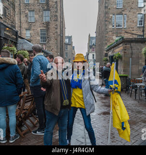 *Edimburgo, Scozia* 13 maggio 2017 *Rugby ventilatori di ASM CLERMONT AUVERGNE distibuito su strade e pub di Edimburgo in preparazione per il rugby europeo Champions Cup Final Weekend *Rugby ventilatori wearng giallo-blu del loro team *Rugby europeo Champions Cup Final Weekend, 2017 * "Credito: Ann Kimmel/Alamy Live News"* Foto Stock