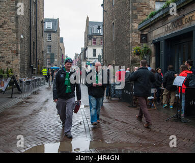 *Edimburgo, Scozia* 13 maggio 2017 *Rugby ventilatori con verde Heineken sciarpe distibuito su strade e pub di Edimburgo in preparazione per il rugby europeo Champions Cup Final Weekend *Rugby ventilatori wearng verde Heineken sciarpe * "Credito: Ann Kimmel/Alamy Live News"* Foto Stock