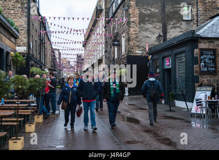 *Edimburgo, Scozia* 13 maggio 2017 *Rugby ventilatori con verde Heineken sciarpe distibuito su strade e pub di Edimburgo in preparazione per il rugby europeo Champions Cup Final Weekend *Rugby ventilatori wearng verde Heineken sciarpe * "Credito: Ann Kimmel/Alamy Live News"* Foto Stock