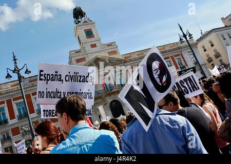 Madrid, Spagna. 13 maggio, 2017. In concomitanza con l inizio della corrida fiera di San Isidro, diverse associazioni animali celebrare una manifestazione nel centro di Madrid che ha unito migliaia di manifestanti. La corrida è la violenza, una campagna disposti da 17 organizzazioni al fine di ottenere la soppressione di tutti i tipi di corrida. Foto: M.Ramirez/Alamy Live News Foto Stock