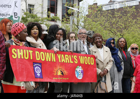 Manchester, Regno Unito. 13 Maggio, 2017. Le donne richiedenti asilo chiamata insieme per Yarl il legno, un'immigrazione Centro di rimozione, per essere arrestato, Piccadilly Gardens, Manchester, 13 maggio, 2017 (C)Barbara Cook/Alamy Live News Credito: Barbara Cook/Alamy Live News Foto Stock