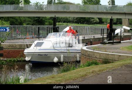 Londra, Regno Unito. 13 Maggio, 2017. Grande Barford, Bedfordshire. 13 maggio 2017. Giorno Perfetto per fare scherzi circa sul fiume. Crociera sul Fiume Great Ouse vicino Ponte Barford, grande Barford, Bedfordshire Credito: KEITH MAYHEW/Alamy Live News Foto Stock