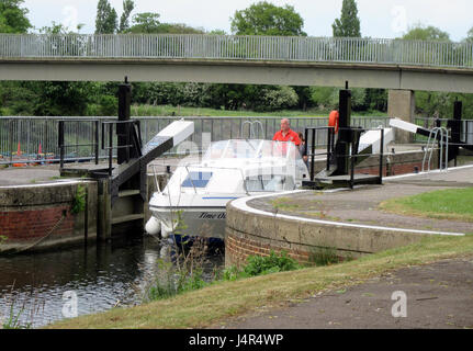 Londra, Regno Unito. 13 Maggio, 2017. Grande Barford, Bedfordshire. 13 maggio 2017. Giorno Perfetto per fare scherzi circa sul fiume. Crociera sul Fiume Great Ouse vicino Ponte Barford, grande Barford, Bedfordshire Credito: KEITH MAYHEW/Alamy Live News Foto Stock