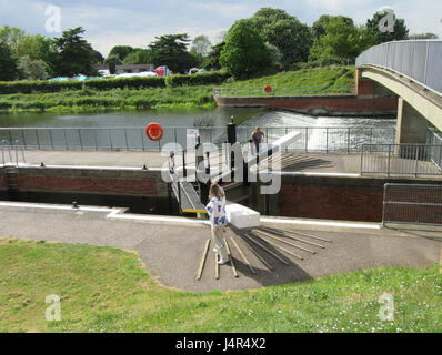 Londra, Regno Unito. 13 Maggio, 2017. Grande Barford, Bedfordshire. 13 maggio 2017. Giorno Perfetto per fare scherzi circa sul fiume. Crociera sul Fiume Great Ouse vicino Ponte Barford, grande Barford, Bedfordshire Credito: KEITH MAYHEW/Alamy Live News Foto Stock