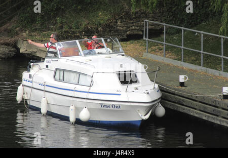 Londra, Regno Unito. 13 Maggio, 2017. Grande Barford, Bedfordshire. 13 maggio 2017. Giorno Perfetto per fare scherzi circa sul fiume. Crociera sul Fiume Great Ouse vicino Ponte Barford, grande Barford, Bedfordshire Credito: KEITH MAYHEW/Alamy Live News Foto Stock