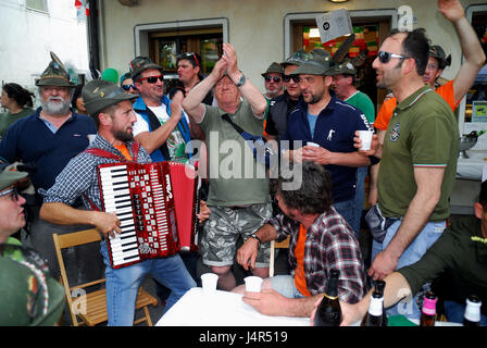 Treviso, Italia. 13 Maggio, 2017. La città di Treviso è affollata con 500.000 alpini reduci con i muli e le loro famiglie. Come ogni anno, si incontrano per tre giorni di allegro, musica, rassegna di cori di montagna e abbondante di bevande, che si concluderà con la grande sfilata di domenica. Molti di essi sono volontari del servizio civile, pronto per aiutare le persone in Italia e all'estero, quando il disastro naturale si verificano.- Credito: Ferdinando Piezzi/Alamy Live News Foto Stock