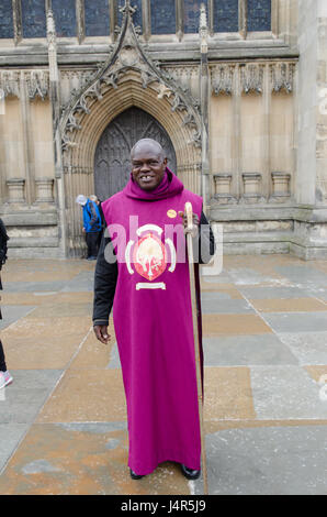 Scafo, Yorkshire, Regno Unito. 13 Maggio, 2017. L arcivescovo di York davanti alla chiesa della Santa Trinità Credito: Paolo Saripo/Alamy Live News Foto Stock